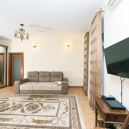 Квартира В Тихом Месте Шумного Мегаполиса Appartement Kiev Buitenkant foto